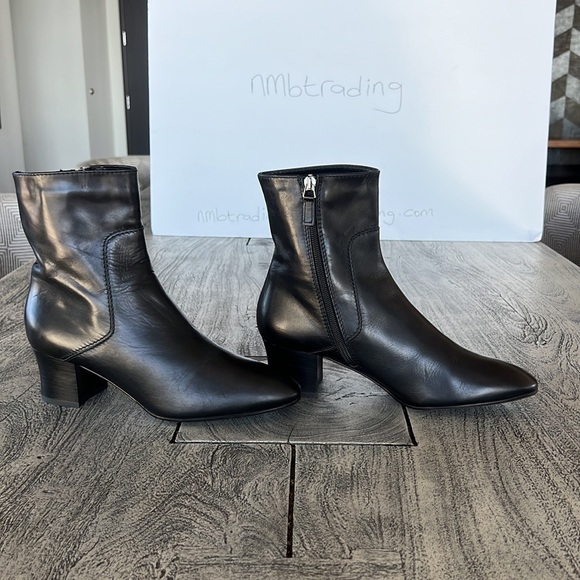 Aquatalia 9M made in Italy genuine black leather block heel ankle